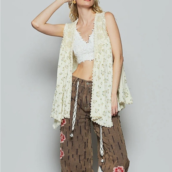 POL Small Cotton Gauze Cream Floral Open Sleeveless Vest Ditsy Floral Beaded - Picture 1 of 2